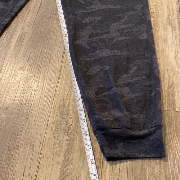 Vuori Performance Jogger Women's DreamKnit Black Camo Size Small - Picture 13 of 13